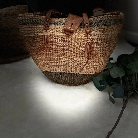 Elegant Woven Tote Bag in Tan and Brown - Picture 4 of 14